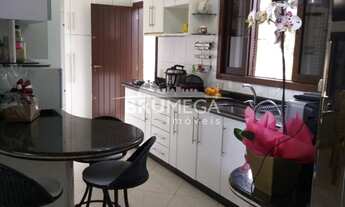 Imagem 4: ![CDATA[Casa Especial no Centro da Cidade - Tranquilidade e Conforto em Área Nobre]]