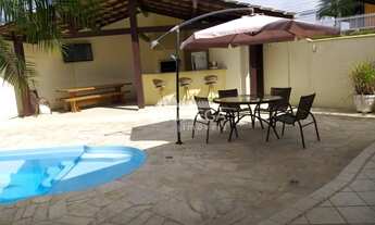 Imagem 2: ![CDATA[Casa Especial no Centro da Cidade - Tranquilidade e Conforto em Área Nobre]]