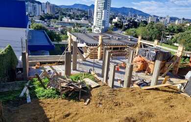 Imagem 2: ![CDATA[Magnifica casa no Centro de Brusque.]]