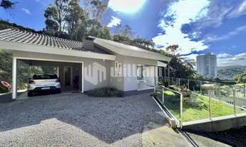 Imagem 3: ![CDATA[LINDA CASA COM 1 SUÍTE C/ CLOSET + 2 DORMITÓRIOS E AMPLO TERRENO]]