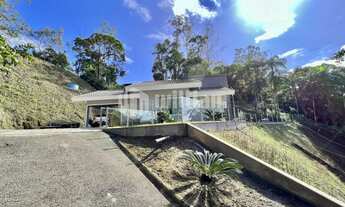 Imagem 2: ![CDATA[LINDA CASA COM 1 SUÍTE C/ CLOSET + 2 DORMITÓRIOS E AMPLO TERRENO]]