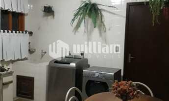 Imagem 4: ![CDATA[CASA NO CENTRO COM SALA COMERCIAL]]