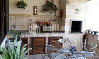 Imagem 3: ![CDATA[CASA NO CENTRO COM SALA COMERCIAL]]