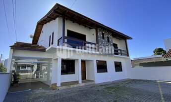 Imagem 3: ![CDATA[CASA COM 6 DORMITÓRIOS SENDO 4 SUÍTES NO CENTRO II]]