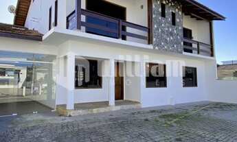 Imagem 4: ![CDATA[CASA COM 6 DORMITÓRIOS SENDO 4 SUÍTES NO CENTRO II]]