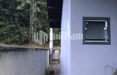 Imagem 6: ![CDATA[CASA COM QUINTAL LOCALIZADA NO BAIRRO VOLTA GRANDE]]