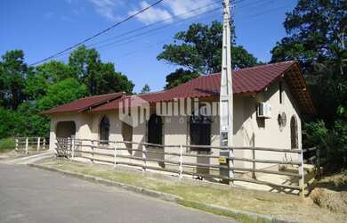 Imagem 2: ![CDATA[CASA COM ÓTIMA LOCALIZAÇÃO A POUCOS MINUTOS DO CENTRO ]]