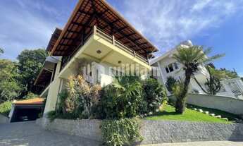 Imagem 2: ![CDATA[CASA COM 4 QUARTOS SENDO UMA SUITE MASTER, NO CENTRO DE BRUSQUE ]]