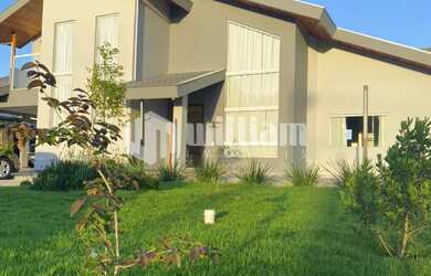 Imagem 3: ![CDATA[BELA CASA ALTO PADRÃO 1 SUITE MAIS 3 DORMITORIOS ]]