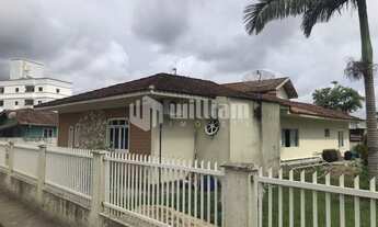 Imagem: ! CDATA CASA COM AMPLO QUINTAL NO BAIRRO