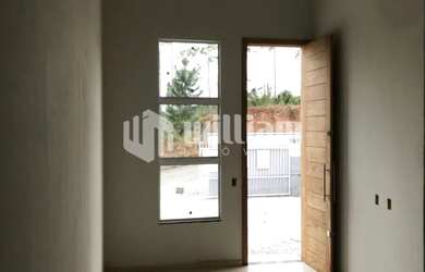 Imagem 7: ![CDATA[CASA COM TRÊS DORMITÓRIOS NO CENTRO DE GUABIRUBA]]