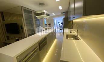 Imagem 3: ![CDATA[APARTAMENTO FINAMENTE MOBILIADO E EQUIPADO COM 2 SUÍTES E 2 VAGAS NA PRAIA DOS A