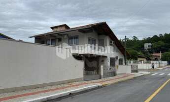 Imagem 2: ![CDATA[CASA COM 6 DORMITÓRIOS À 550 METROS DO MAR]]