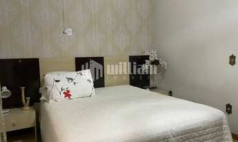 Imagem: ! CDATA CASA COM 4 DORMITÓRIOS, SENDO UMA