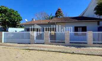 Imagem 2: ![CDATA[CASA DE 3 QUARTOS SEMI MOBILIADA PRÓXIMO AO CENTRO ]]