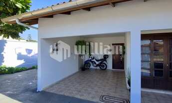 Imagem 3: ![CDATA[CASA DE 3 QUARTOS SEMI MOBILIADA PRÓXIMO AO CENTRO ]]