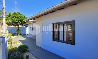 Imagem 4: ![CDATA[CASA DE 3 QUARTOS SEMI MOBILIADA PRÓXIMO AO CENTRO ]]