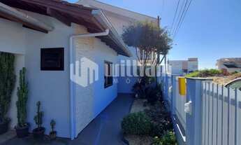 Imagem 5: ![CDATA[CASA DE 3 QUARTOS SEMI MOBILIADA PRÓXIMO AO CENTRO ]]