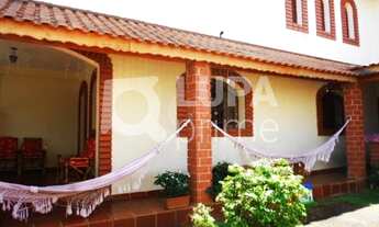 Imagem 2: 4 dormitórios, 1 suítes, 2 banheiro, 4 vagas na garagem