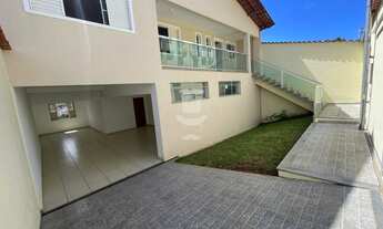 Imagem: Casa à venda com 4 quartos, sendo 1 suíte