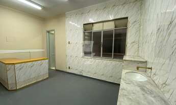 Imagem 5: Sala Pronta para Consultório no Centro com Banheiro Privativo e Armário