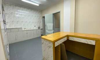 Imagem 6: Sala Pronta para Consultório no Centro com Banheiro Privativo e Armário