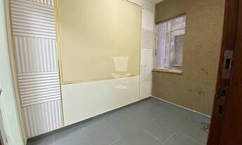 Imagem 2: Sala Pronta para Consultório no Centro com Banheiro Privativo e Armário