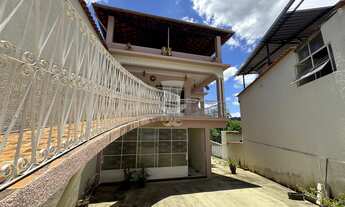 Imagem 3: Casa à venda com 3 pavimentos contendo 4 quartos no Centro de Dores de Campos