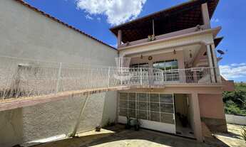 Imagem 2: Casa à venda com 3 pavimentos contendo 4 quartos no Centro de Dores de Campos