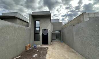 Imagem 2: Casa com 02 quartos, Banheiro Social, Sala e Cozinha Integrada. Passagem Lateral. Sobra Te