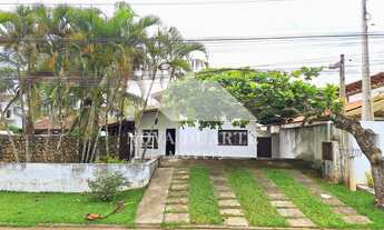 Imagem 3: Vende-se Casa com Piscina e Edícula em 2 Terrenos, Próxima à Praia do Capricórnio