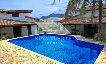 Imagem 2: Vende-se Casa com Piscina e Edícula em 2 Terrenos, Próxima à Praia do Capricórnio