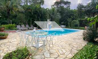 Imagem: Área com três casas e piscina à venda