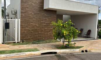 Imagem: Casa de esquina com energia solar no Condomínio