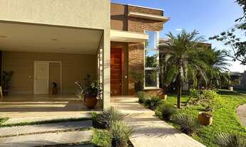 Imagem 2: Casa Térrea de Esquina no Belvedere I com 3 Suítes, Piscina e Acabamento de Alto Padrão