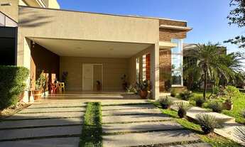 Imagem 3: Casa Térrea de Esquina no Belvedere I com 3 Suítes, Piscina e Acabamento de Alto Padrão