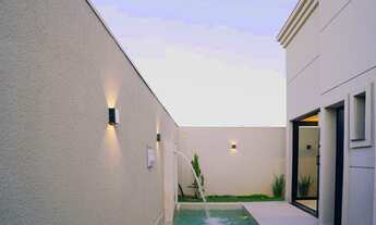 Imagem 3: Casa térrea estilo neoclássico com piscina e 3 suítes no Condomínio Florais do Parque