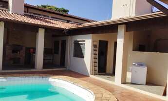 Imagem: Casa ampla com piscina e 4 quartos no bairro