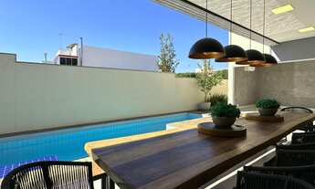 Imagem 4: Sobrado no Condomínio Belvedere I com 3 quartos, living alto e área gourmet por R 1.990.0