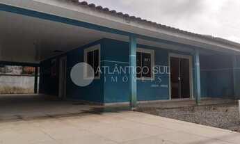 Imagem: Casa à venda com amplo espaço de terreno