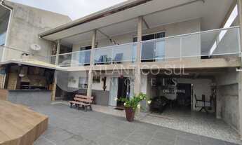 Imagem: Casa com piscina, a 300 metros do mar em