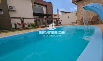 Imagem: Casa com piscina e aquecimento solar no