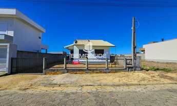 Imagem 2: Casa de alvenaria com laje inclinada próxima ao centro da cidade