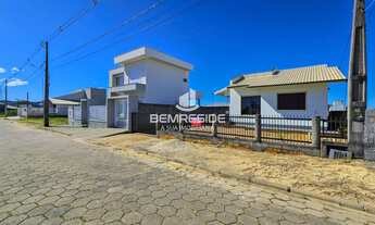 Imagem: Casa de alvenaria com laje inclinada próxima