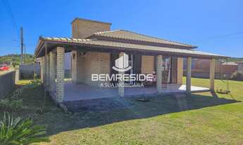 Imagem 2: Casa de esquina com dois terrenos escriturados à poucos passos do mar