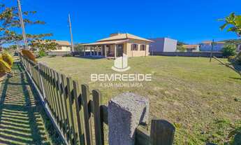 Imagem 3: Casa de esquina com dois terrenos escriturados à poucos passos do mar