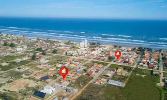 Imagem: Casa escriturada com quatro quartos na praia