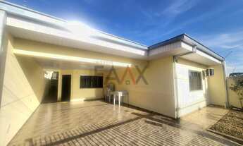 Imagem: Casa Ampla com 3 Quartos à Venda no Bairro