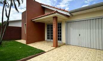 Imagem 2: Casa com 2 quartos, edícula, 2 vagas de garagem, sobra de terreno, energia solar