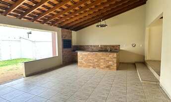 Imagem 5: Casa com 2 quartos, edícula, 2 vagas de garagem, sobra de terreno, energia solar